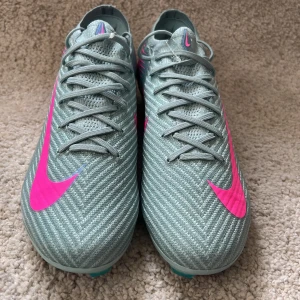 Nike air zoom mercurial vapor 16 elite lows  - Tjena jag säljer nu ett par sprillansnya Nike air zoom mercurial Vapor 16 elite| hör av er vid minsta fundering mvh Charlie. Pris går att diskutera. Fraktar inom 24h 🚚 