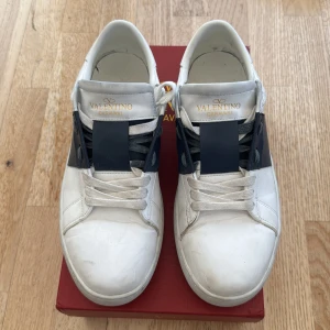 Valentino opens - Marinblåa valentino opens i bra skick box kvitto dustabag kuvert följer med storlek 43 skick som på bilderna 