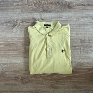 Lyle & scott piké  - En snygg piké i bra skick utan några som helst anmärkningar. Hör av er vid ytterligare frågor annars fritt fram att köpa!                              (Postar inom 24h)