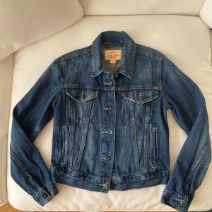 Vintage Levi’s Original Trucker jeansjacka - Säljer min vintage jeansjacka från Levi’s från 90-talet då den tyvär är för liten för mig💕   En ikonisk staple piece som är enkel att styla med olika plagg. Perfekt vårjacka!