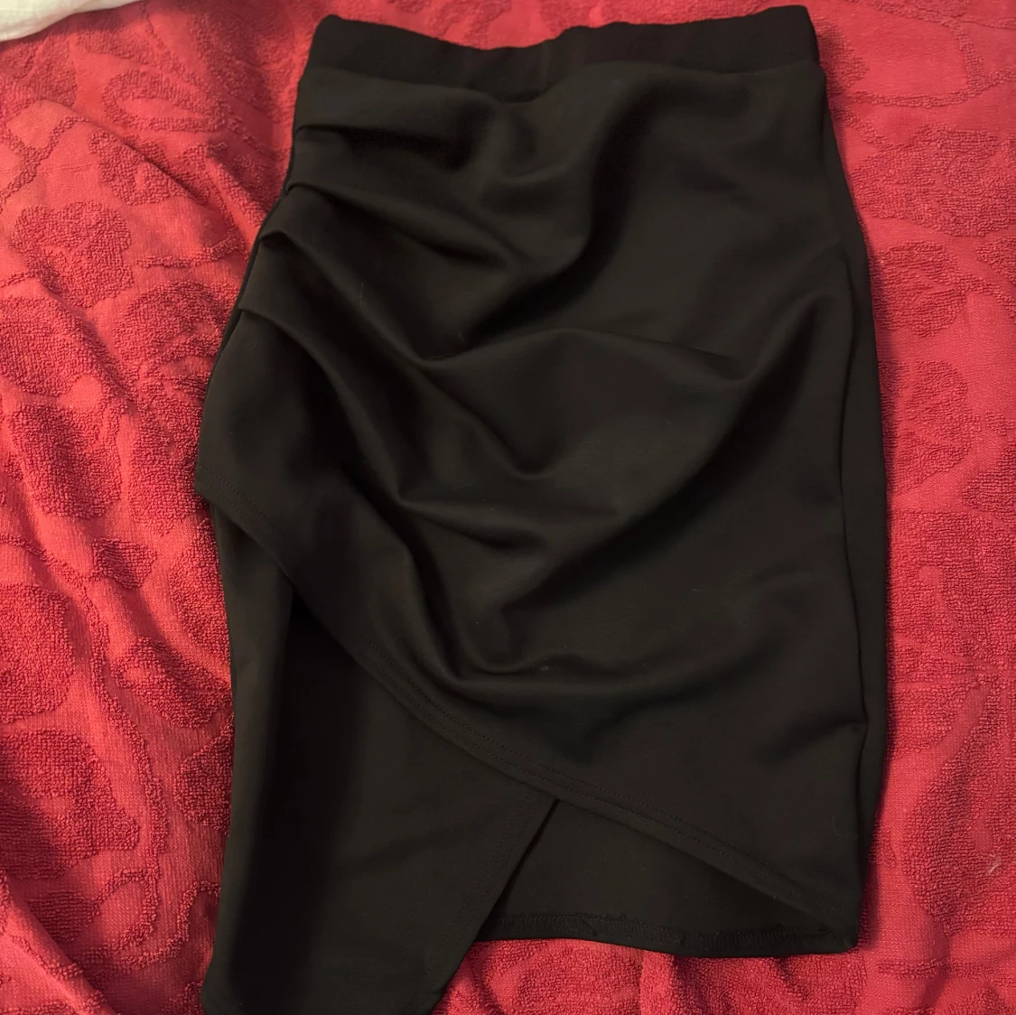 Svart omlottkjol med drapering