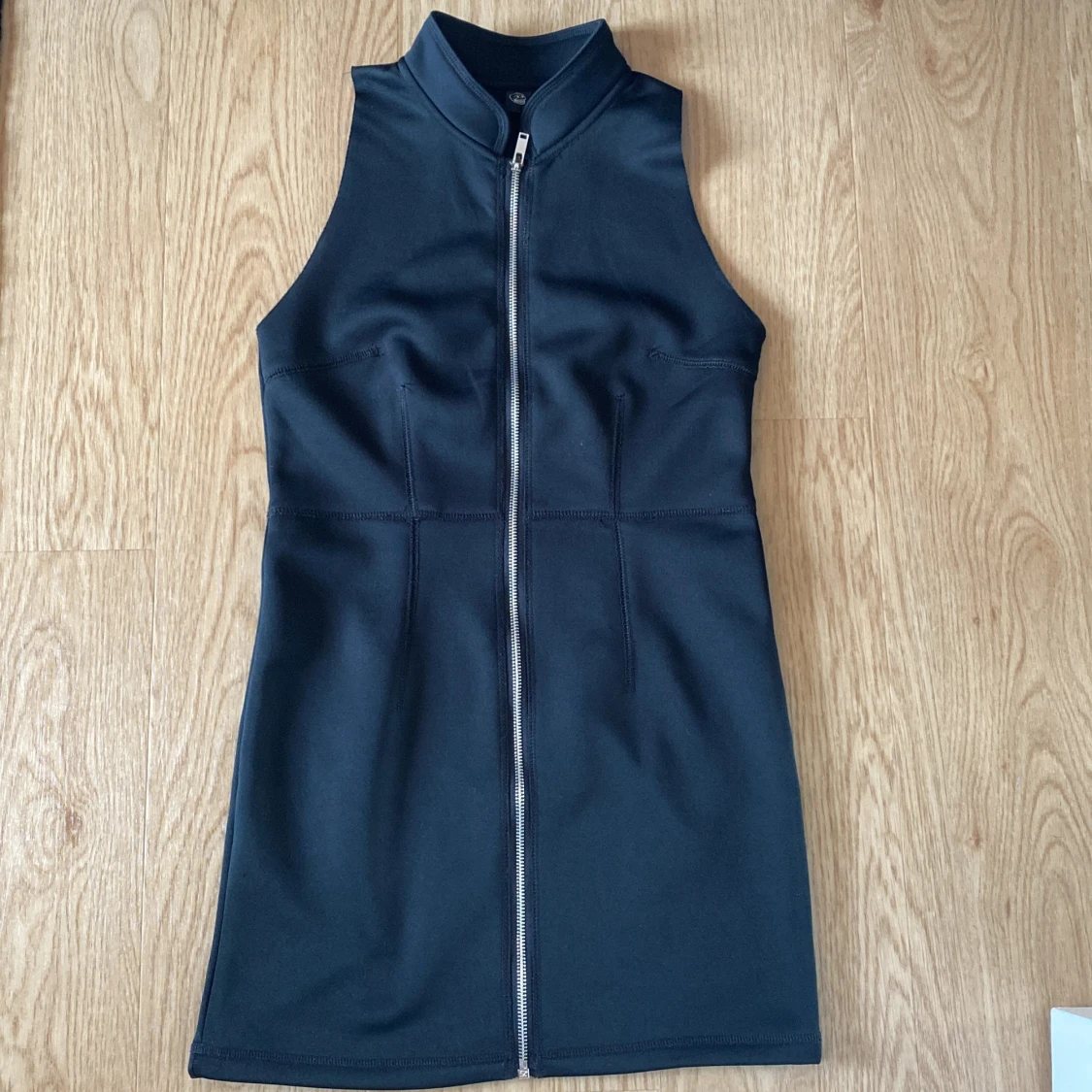 Svart ärmlös kortklänning med dragkedja från Cheap Monday storlek S