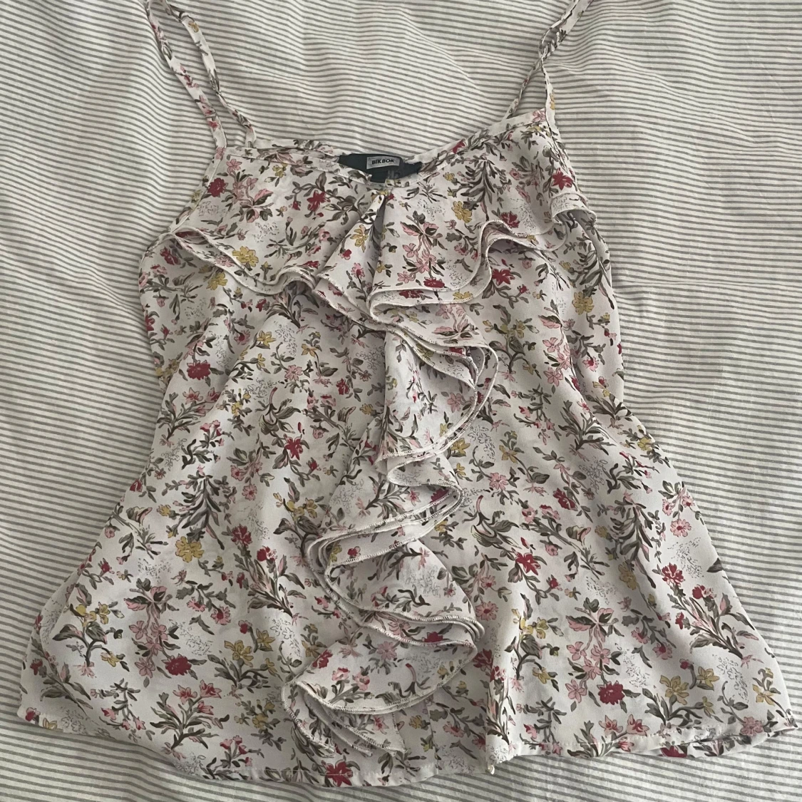 Blommig linnetopp med volang