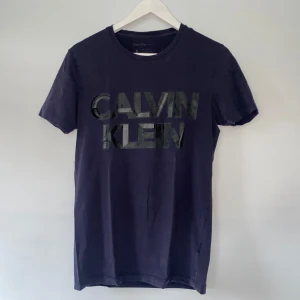 Mörkblå Calvin Klein t-shirt  - Säljer denna mörkblå Calvin Klein t-shirt. Storlek S i bra skick.