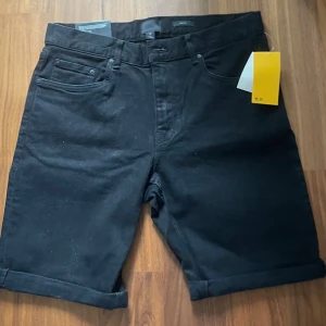 Svarta jeansshorts - Svarta jeansshorts med prislapp kvar, nytt skick