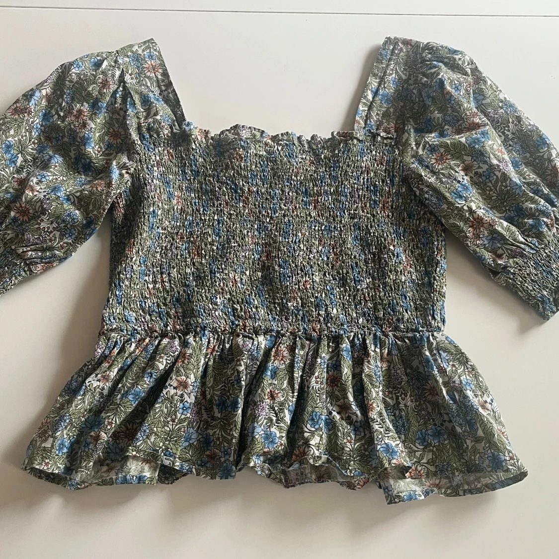 Blommig topp från mango med volang - 2