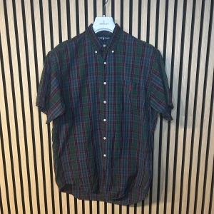 Ralph Lauren skjorta kortärmad  - Kortärmad Ralph Lauren skjorta | Skick 9/10 | 63cm bröstvidd, 24cm ärmlängd och 39cm kragmått, rymlig passform | Hör gärna av dig vid minsta fundering😊
