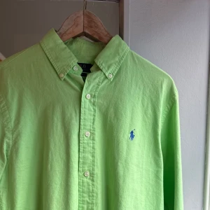 Ralph Lauren Skjorta - Tja säljer denna feta Raffe skjorta! Riktigt snygg och skön passform! Con 9/10, inga defekter/tecken på användning! Passform: 175-190cm, 60-85kg. Skriv för frågor & funderingar