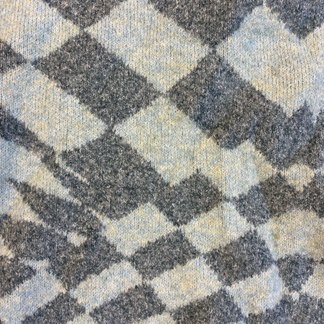 Blågrå stickad tröja med rutigt mönster - 1