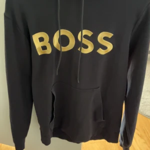 Hugo boss hoodie - Hej säljer min nya Hugo boss tröja som används få gånger, Tyvär har jag tappat bort prislappen under tiden jag flyttade men den är i nytt skick och vid frågor är det bara att skriva. Den är i xs men passar s också 