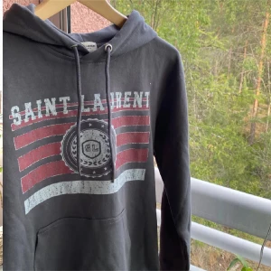 Saint Laurent Hoodie - Saint Laurent Hoodie | Skick: 9/10 | Storlek: M (passar även S) | Retail 4000kr! | Hör av er vid minsta lilla intresse eller fundering 🙌