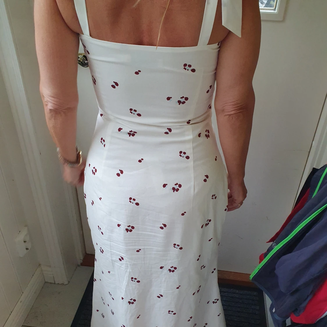 Adoore Belgatto midiklänning med smala axelband - 1