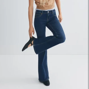Lågmidjade jeans - Lågmidjade bootcut jeans från hm som är helt slutsålda. Prislapp sitter kvar så helt oanvända. 