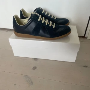  Maison Margiela ”GATS” - Säljer mina Mason margiela skor som är i storlek 43. Skorna är aldrig använda och allt og ingår. Givetvis är dem äkta och orderbekräftelse på skorna finns. 