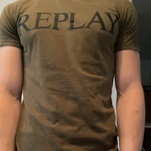 Olivgrön t-shirt från Replay - Olivgrön Replay T-shirt köpt i Milano. Använt men inga defekter. Nypris 600kr. Säljs för 349. Priset är inte hugget i sten.