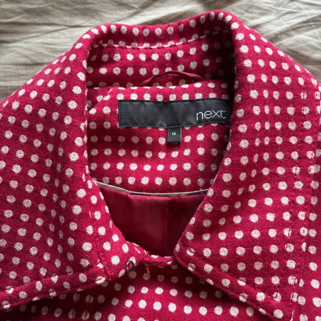 Prickig röd  trenchcoat från Next - 2