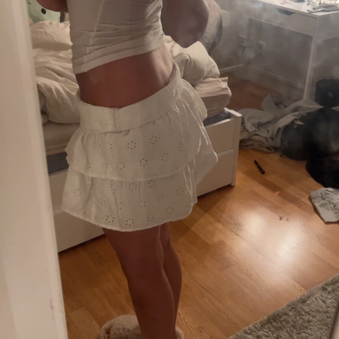 Vit volangkjol med broderade detaljer - 1