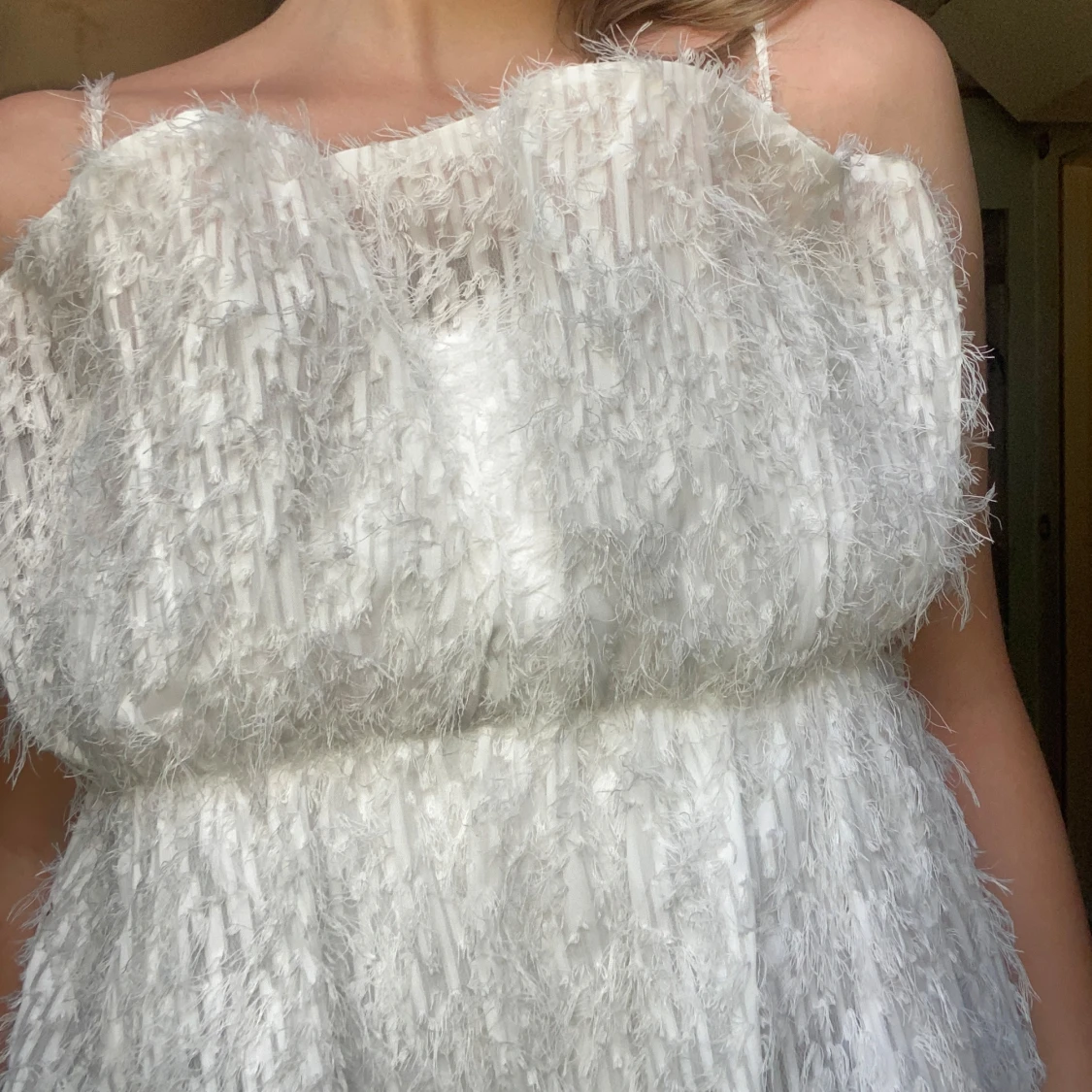 Vit fluffig kortklänning med tunna band - 1