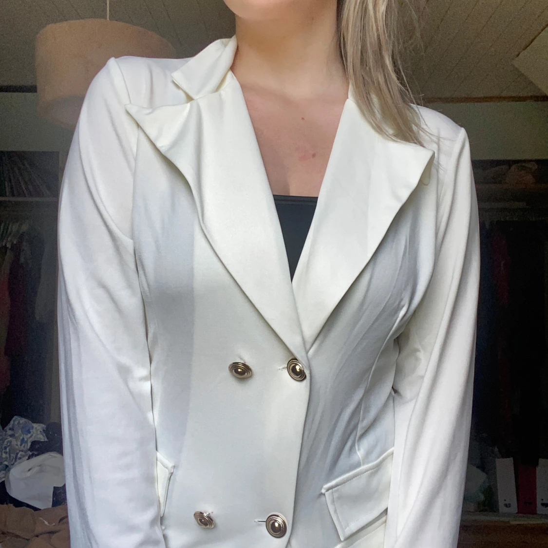 Vit kavajklänning med guldknappar - 1