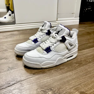 Air Jordan 4 Metallic Purple - Vid frågor eller funderingar tveka inte att höra av dig! Postar samma dag