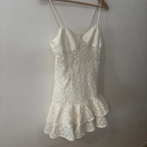 Vit volangklänning Zara  - Populär och eftertraktad omtyckt vit volangklänning ifrån Zara i storlek Xs, använd en gång så i nyskick ☺️