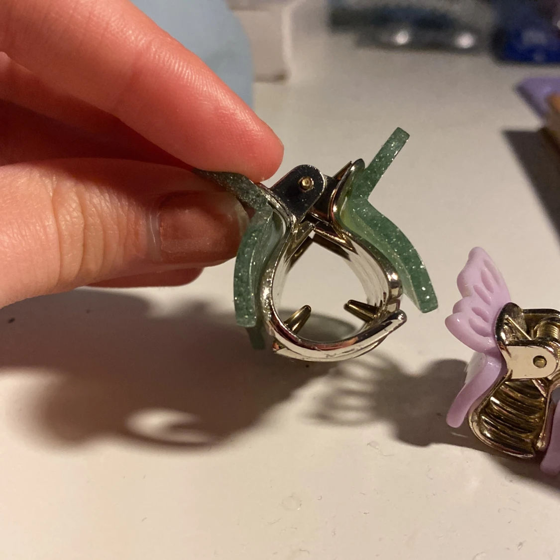 Tre trendiga hårklämmor i olika färger - 1