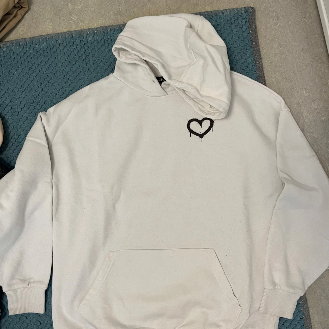 Vit hoodie med nalle och hjärta XS