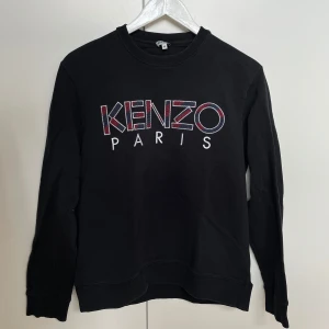 Kenzo Tröja - Snygg kenzo tröja med stort tryck i fram.                             Bra skick men väl använd.