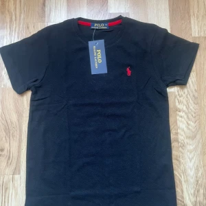 Ralph Laurent T-shirt  - Ralph lauren T-shirt svart med prislapp kvar aldrig använd bara testad men passade inte mig tyvärr🙂skicka till mig vid frågor eller fler bilder på tröjan 