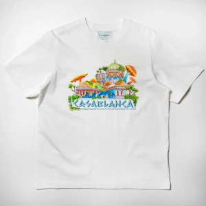 Vit t-shirt med färgglatt tryck Casablanca - Vit t-shirt från Casablanca med ett stort, färgglatt tryck framtill som visar fantasifulla byggnader och svampar. Klassisk passform med rund hals och korta ärmar. Tillverkad i mjuk bomull, perfekt för en chill och stilren look. Nyskick och nästan aldrig använd, present från en familjemedlem 