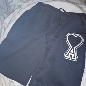 Ami paris shorts storlek m sitter som s - Säljer ett par ami paris shorts som är storlek m men sitter som s. Helt nytt skicka aldrig använd 