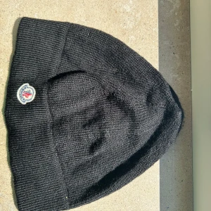 Beanie style mössa i ull  - Min son fick den i julklapp och har inte använt den. Mycket bra skick. 
