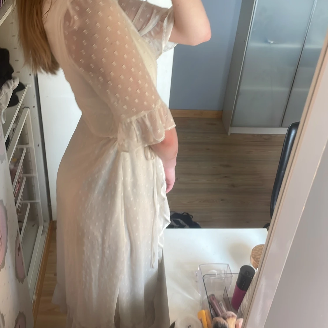 Vit omlottklänning med prickigt mönster - 1