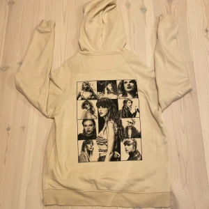 Hoodie: Taylor Swift: Stockholm | THE ERAS TOUR. - En helt oanvänd hoodie från Taylor’s ”the eras tour” konsert i sthlm, (officiell merch). Den är i storlek S men vill notera att den är väldigt(!) stor i storleken. (Skriv om ni har frågor).