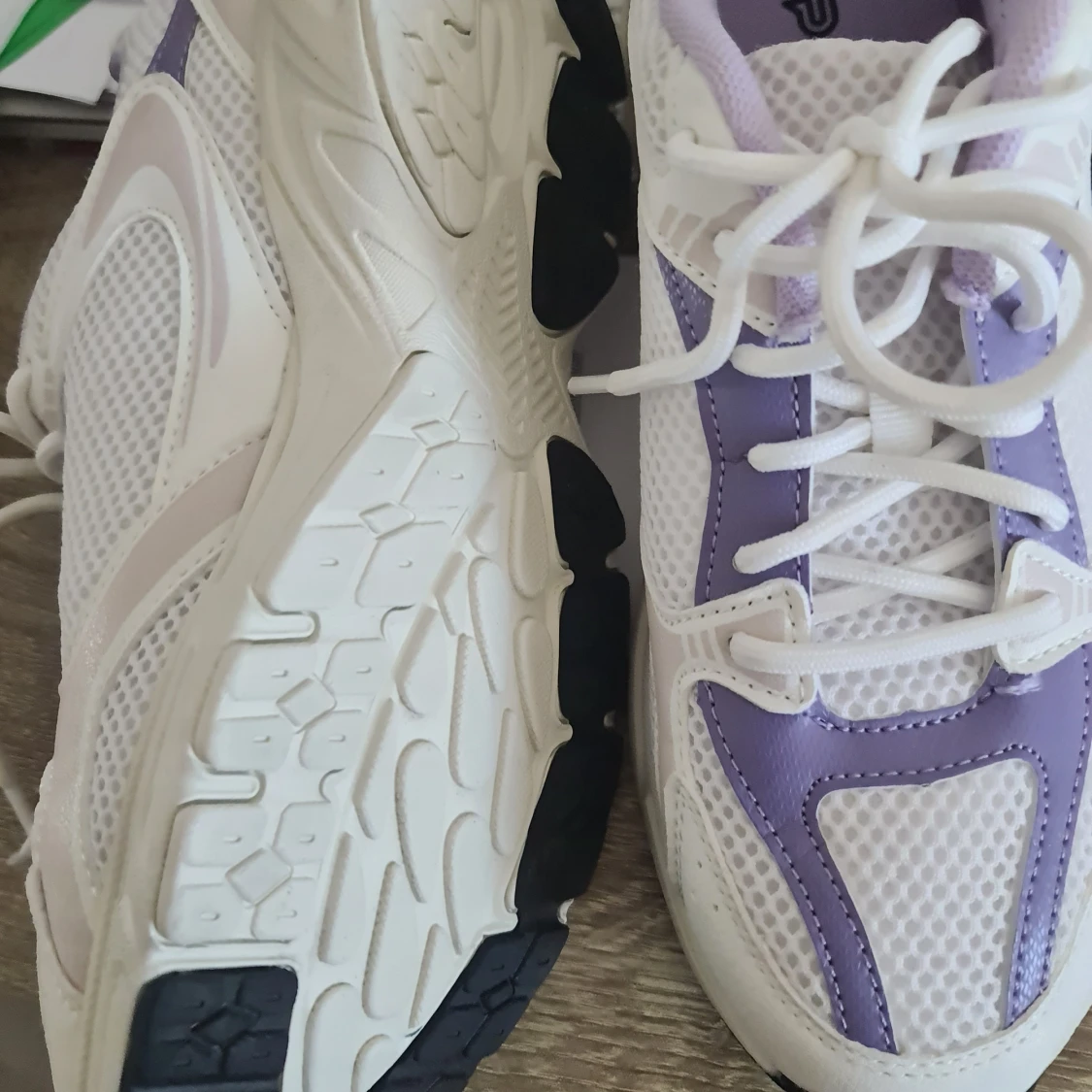 Vita och lila sneakers med mesh