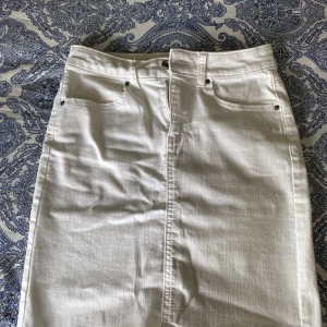 Vit jeans kjol - Superfin vit kjol från bikbok som är i jätte fint skicka storlek XS🥰