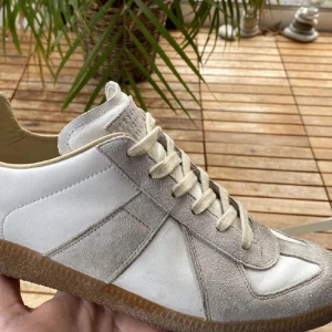 Maison Margiela Gats - ❗️Kvitto och låda medföljer❗️ | Maison Margiela Gats  | Skick: 8/10 (behöver bara en ordentlig tvätt) | Storlek: 44 | Retail 5499kr! | Hör av er vid minsta lilla intresse eller  fundering | Priset är ej hugget i sten 🙌