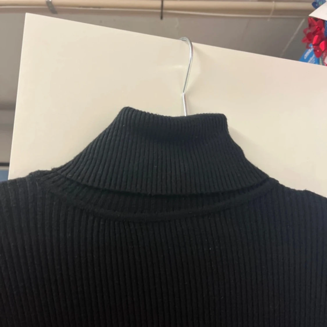 Svart ribbad långklänning med polokrage - 1