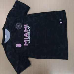 Miami bape inter tshirt  - Helt ny tshirt ”inter x bape” XS, den är grön aktig mörk grön typ