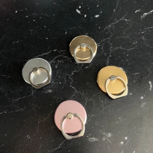 MagSafe mobilringar från iDeal of Sweden - Fyra snygga mobilringar från iDeal of Sweden i färgerna guld, silver och rosa. Runda med metallisk finish. Perfekt accessoar för att få bättre grepp om mobilen och ge den en stilren look. Nypris ca 299:-/st. Aldrig använda