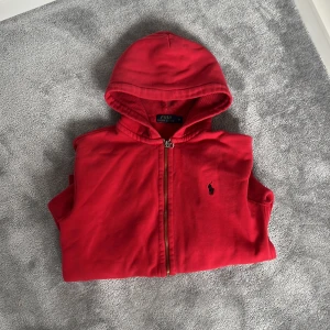 Röd hoodie från Polo Ralph Lauren - Röd hoodiejacka från Polo Ralph Lauren med dragkedja och huva🐎 Storleken är M men sitter som S. Perfekt för en kallare sommarkväll eller en vardag under hösten🍁