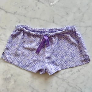 Calvin Klein Sleepwear shorts - Pyjamasshorts i silkesmjuk viskos i kort modell. De har resår och dragsko i midjan samt kort slits i sidorna och har en liten bakficka.  Shortsen är i utmärkt skick utan några defekter. Storlek XS.