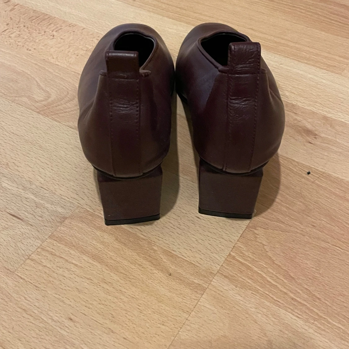 Vinröda pumps med blockklack - 3