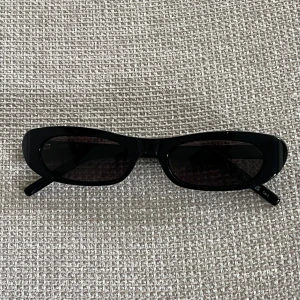 Saint Laurent solglasögon  - Snygga svarta solglasögon från Saint Laurent, modell SL 557  knappt andvända 