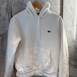 Lacoste hoddie vit  - Köpt i juli 2024 använd cirka 5 gånger, lite mindre i storlek 