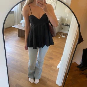 Blåa jeans  - Säljer ett par ljusblå jeans med bootcut-stil och hög midja från Na-Kd💕Storlek S
