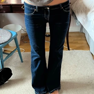 Mörkblå jeans - Fårn hm har sprättat upp dessa oxksp så längre i benen! Skönt material. Strl 42 i divided 