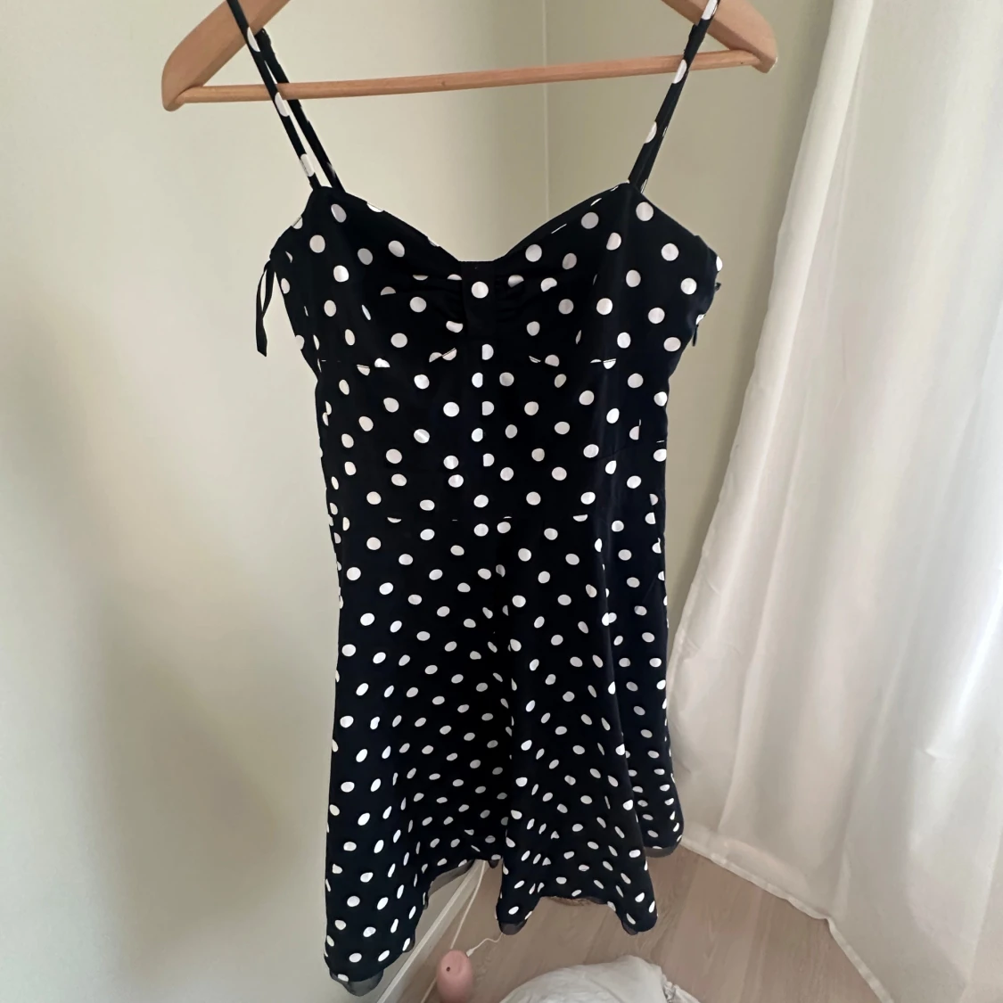 Svart prickig kort klänning