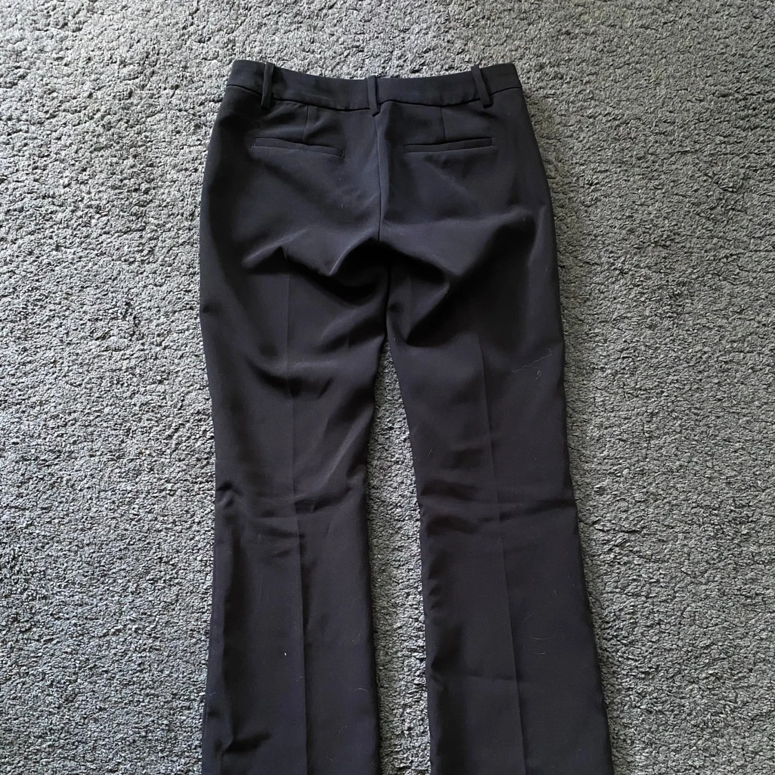 Svarta lågmidjade kostymbyxor från BikBok - 1