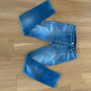 Jacob Cohen Jeans - Tjenare, säljer dessa riktigt feta Jacob Cohen jeans i otroligt bra skicka, knappt använda. Dem är i storlek 32 (W32). 108x39 i längd o bredd. Nypris är 5000+ så detta priset i detta skick är en riktig steal! Priset kan diskuteras